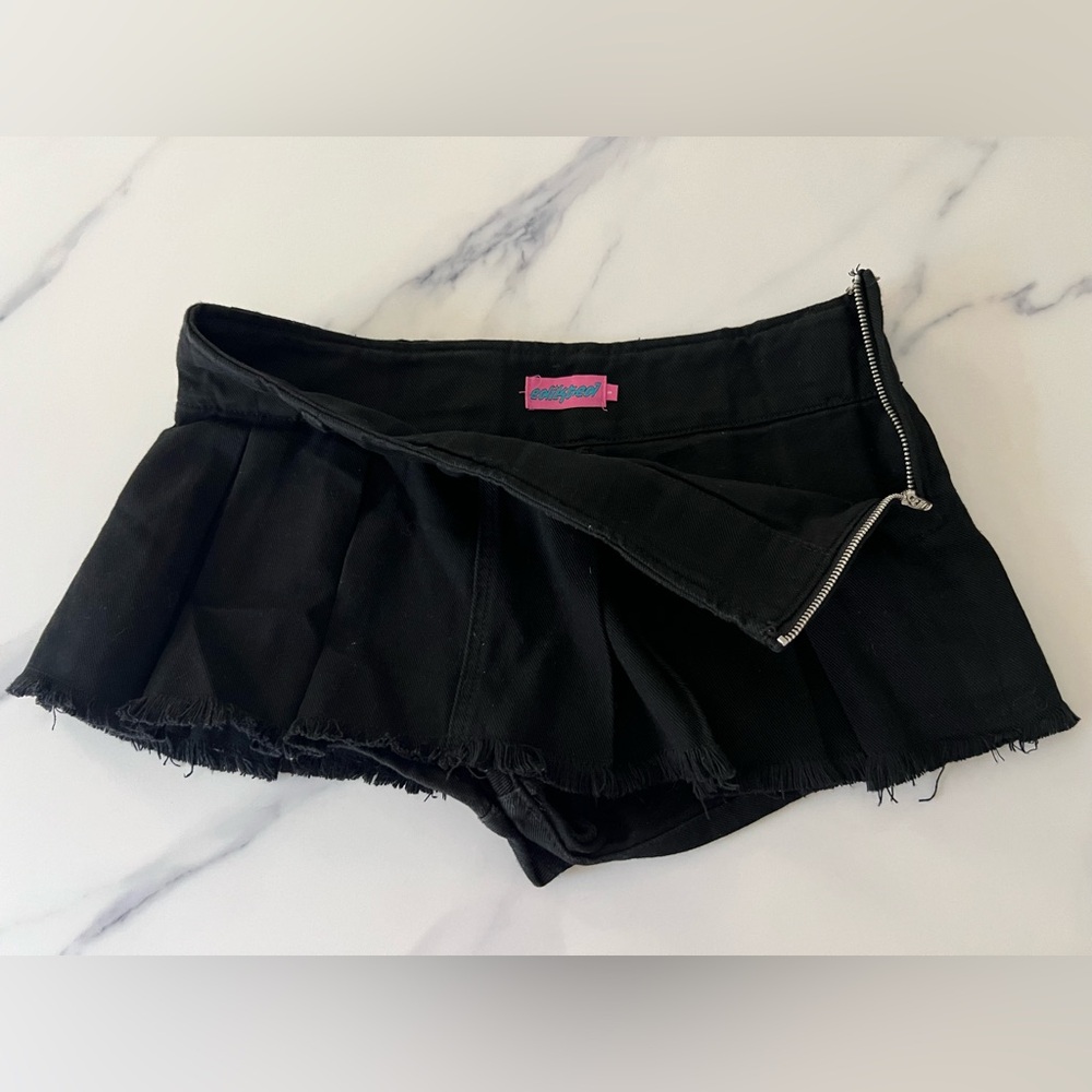 EDIKTED Low-Rise Pleated Cotton Denim Mini Skort - Picture 2 of 10
